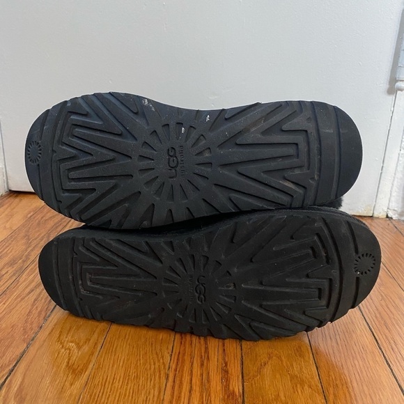 UGG Bailey Button Short Black Suede Shearling Boots Size 9 - Picture 8 of 8